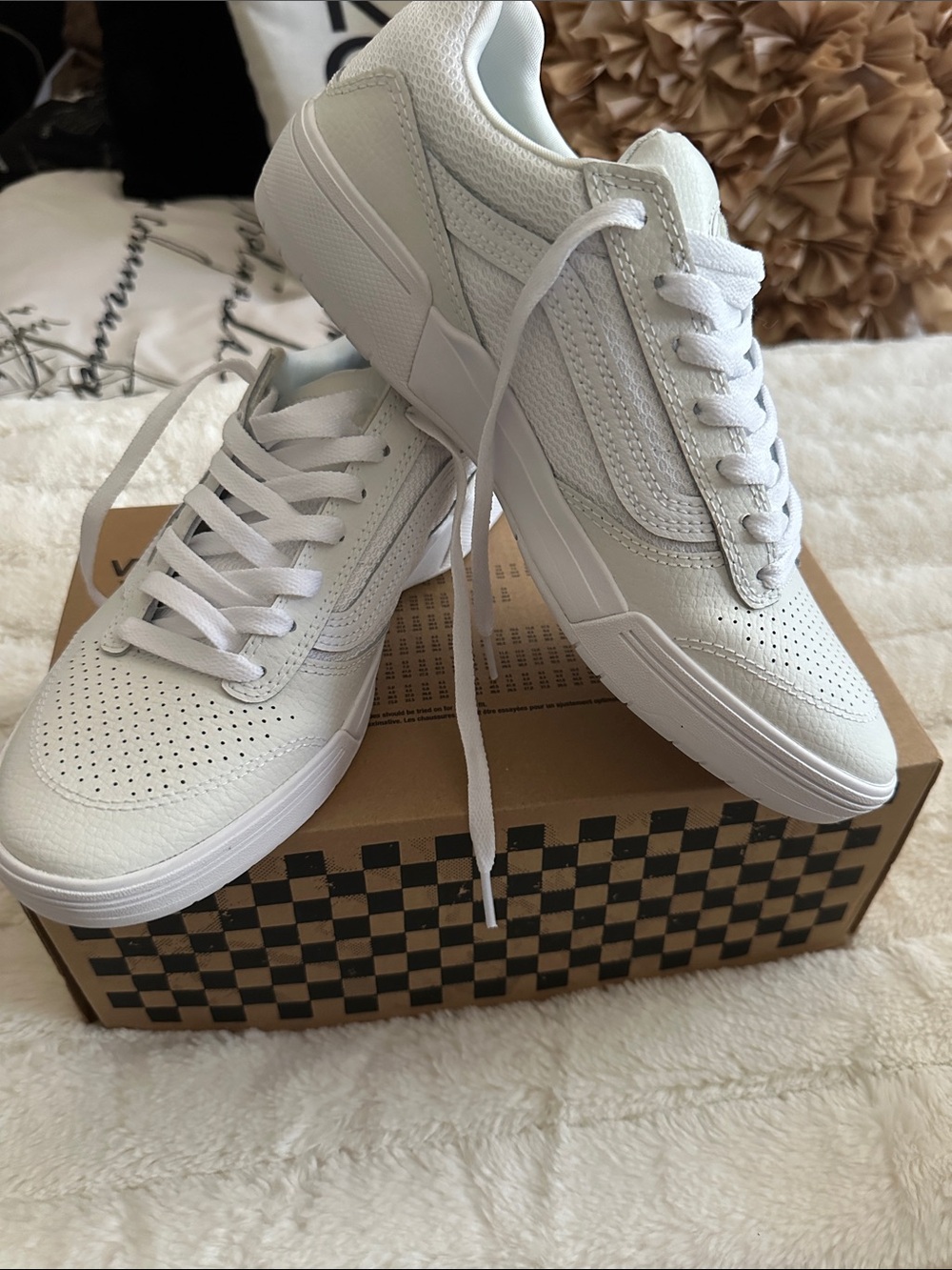 Vans Women’s White Low-Top Lace-Up Sneakers MEN size 7.5 NWT unisex